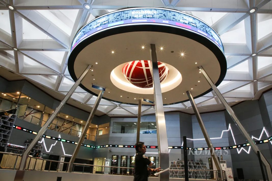 Ilustrasi monitor bursa saham yang menunjukkan notifikasi suspensi emiten oleh Bursa Efek Indonesia