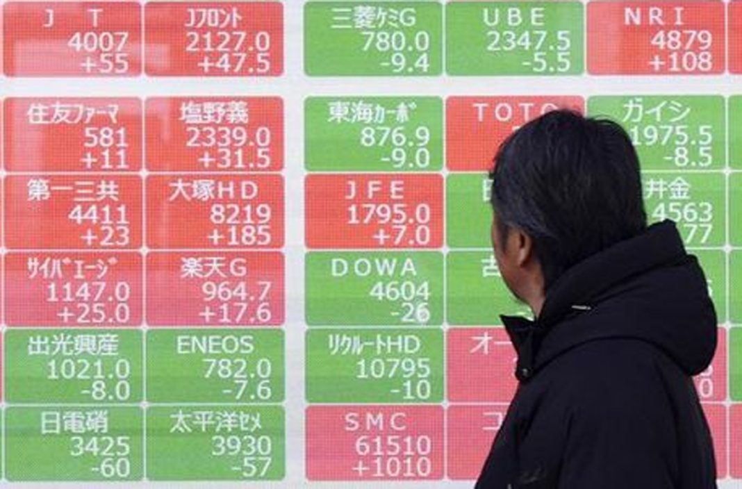 Papan skor bursa saham BEI menunjukkan indeks IHSG yang bergerak turun (zona merah) pada penutupan perdagangan sesi kedua.