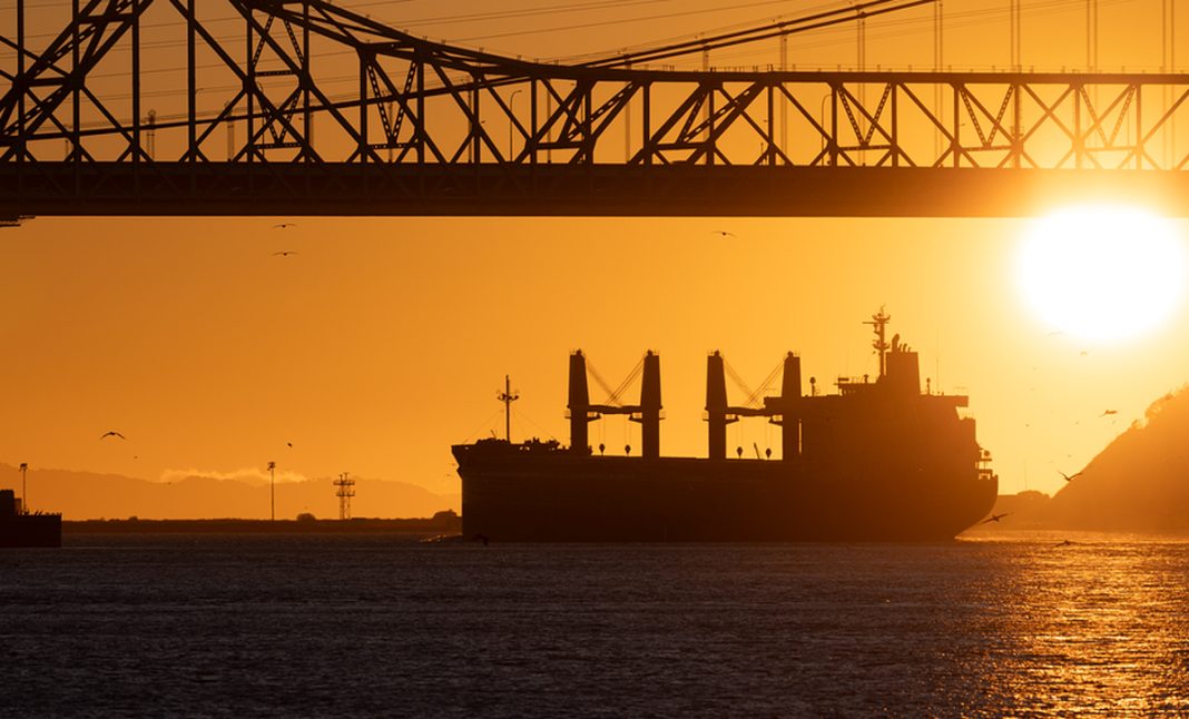 Kapal tanker raksasa memuat minyak mentah di Pelabuhan Yanbu Arab Saudi sebagai jalur alternatif ekspor global.