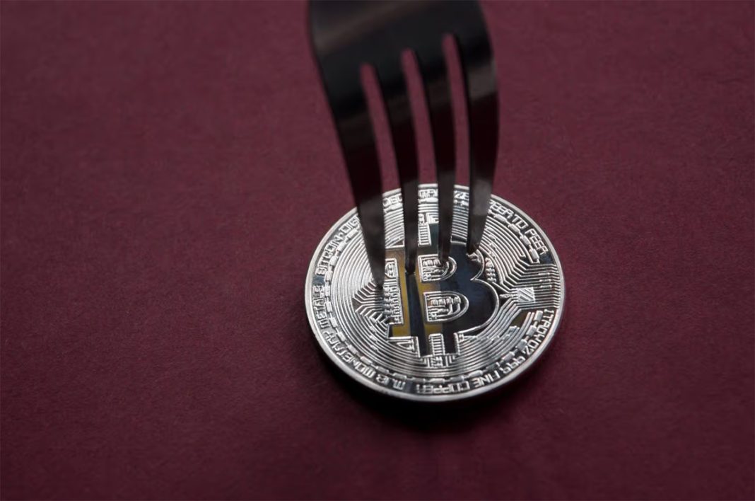 Grafik pergerakan harga Bitcoin dan data akumulasi ETF serta MicroStrategy di tengah ketidakpastian pasar global.