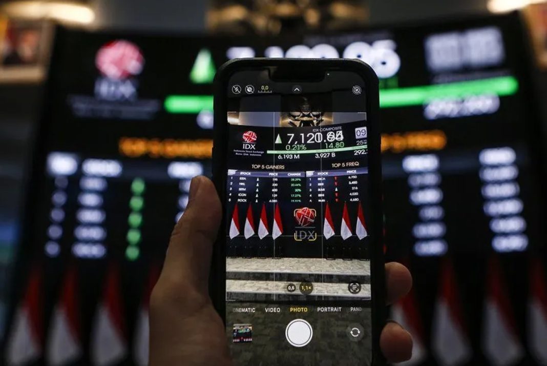 Pergerakan grafik Indeks Harga Saham Gabungan (IHSG) yang menunjukkan tren penguatan pada pembukaan perdagangan di Bursa Efek Indonesia.