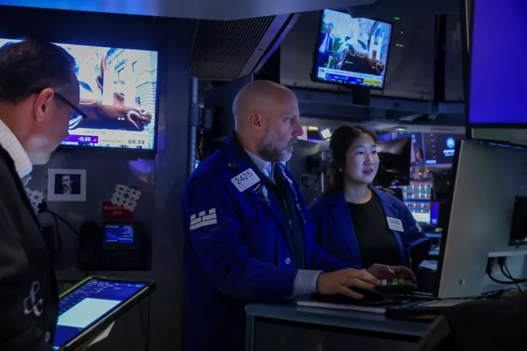 Layar bursa saham Wall Street menunjukkan pergerakan hijau pada indeks S&P 500 dan Nasdaq yang mencetak rekor penutupan tertinggi.