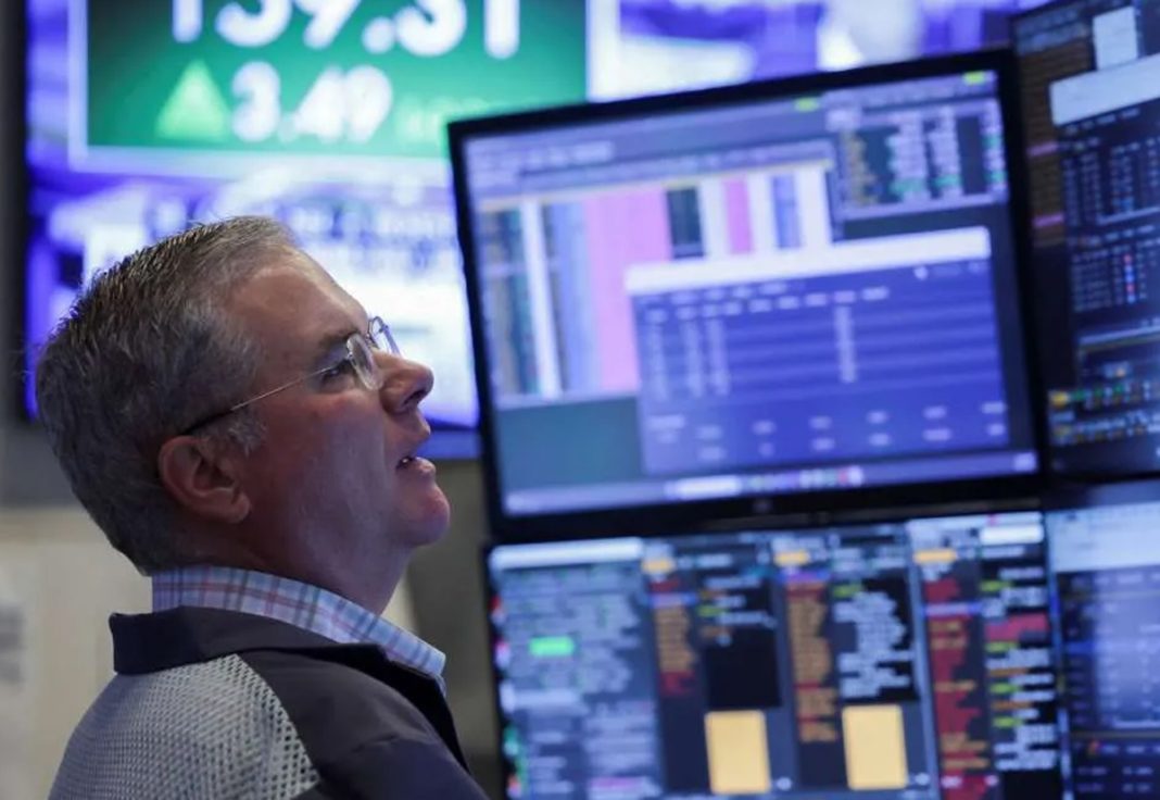 Grafik pembukaan bursa saham Wall Street di New York yang menunjukkan pergerakan indeks Dow Jones dan S&P 500 yang terkoreksi.