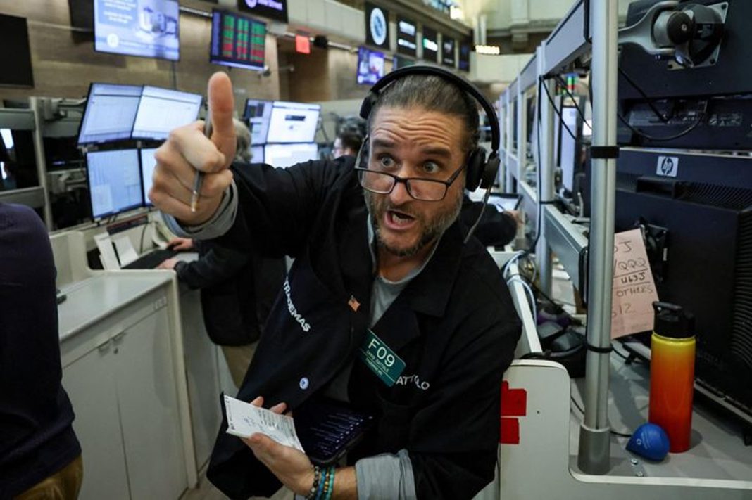 Para pedagang opsi berjangka (futures-options) bekerja di lantai perdagangan NYSE American (AMEX) milik Bursa Efek New York, Jumat.