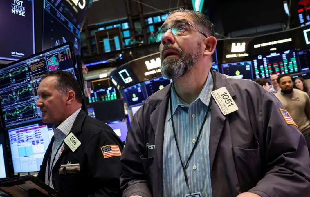 Grafik kenaikan indeks saham S&P 500 dan penurunan harga minyak mentah dunia di layar bursa efek menyusul berita deeskalasi konflik Iran.