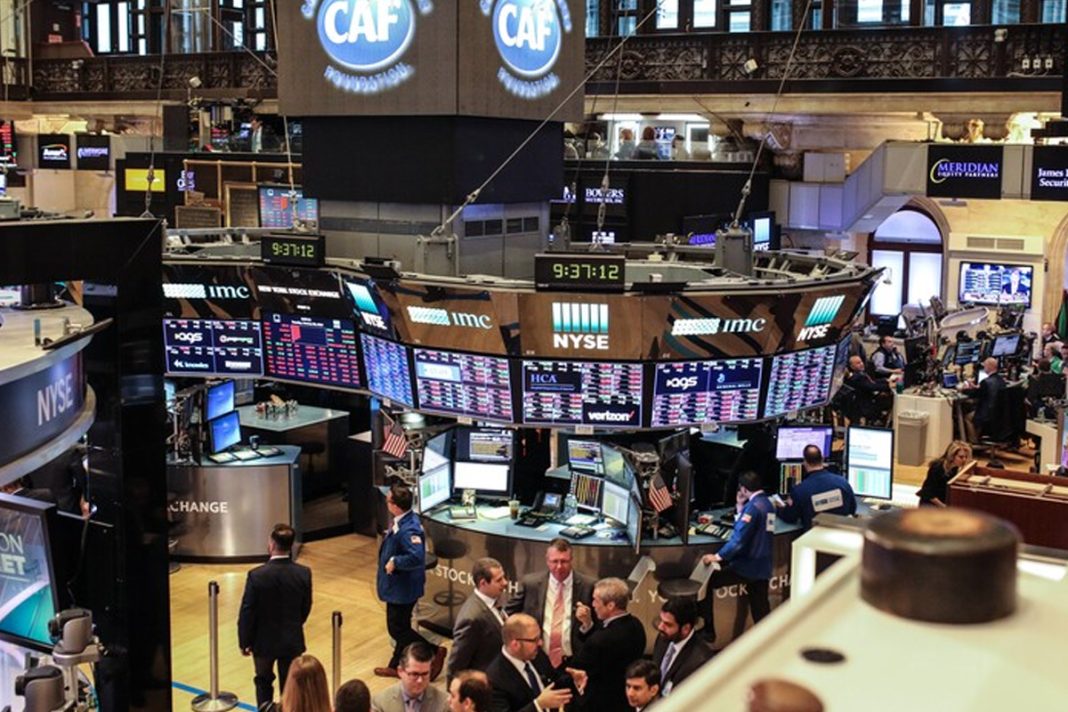 Gedung New York Stock Exchange (NYSE) dengan layar pergerakan saham yang menunjukkan kenaikan indeks Dow Jones dan S&P 500 ke level rekor.