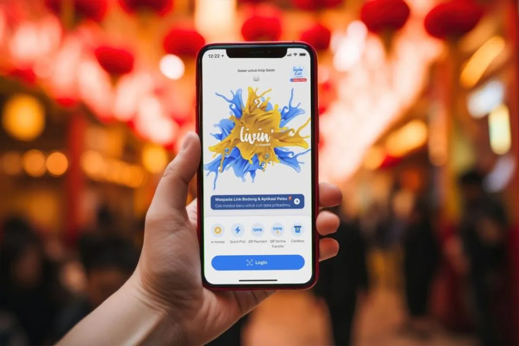 Nasabah menggunakan aplikasi Livin’ by Mandiri untuk melakukan transaksi QR Antar Negara di sebuah merchant di China yang berlogo UnionPay dan Alipay.